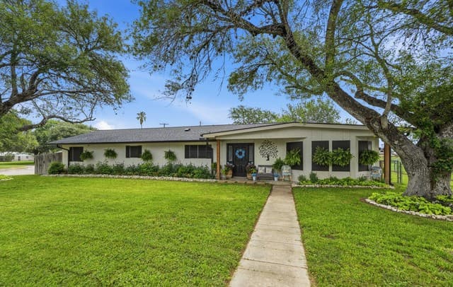 Home for sale at 910 Oakridge in Pleasanton, TX — photo 4