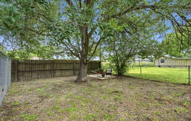 Home for sale at 910 Oakridge in Pleasanton, TX — photo 5