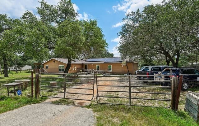Home for sale at 1281 County Road 6723 in Natalia, TX — photo 4