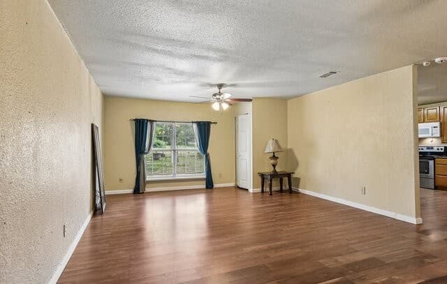 Home for sale at 1281 County Road 6723 in Natalia, TX — photo 5