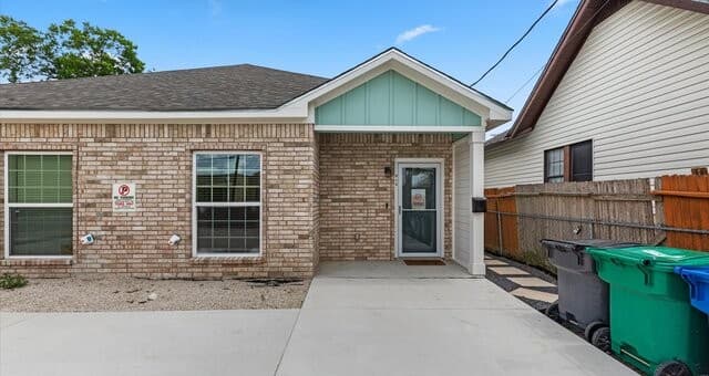 3-bedroom rental at 906 Gulf Unit 102 in San Antonio, TX — photo 2