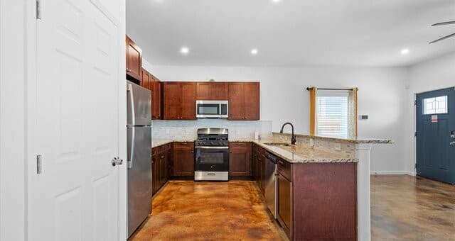 3-bedroom rental at 906 Gulf Unit 102 in San Antonio, TX — photo 3