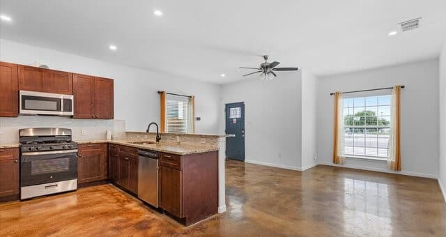 3-bedroom rental at 906 Gulf Unit 102 in San Antonio, TX — photo 4