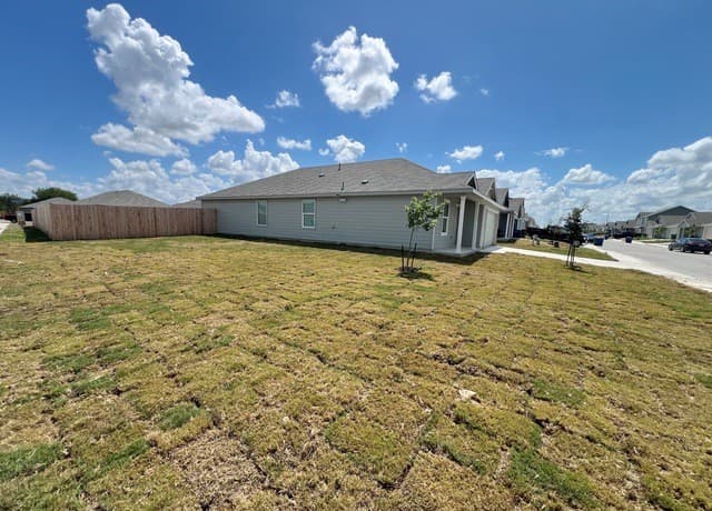 4-bedroom rental at 4606 Legacy Trl in Von Ormy, TX — photo 3