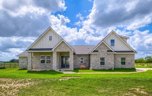 Home for sale at 9671 Crow Ln in Adkins, TX — photo 2