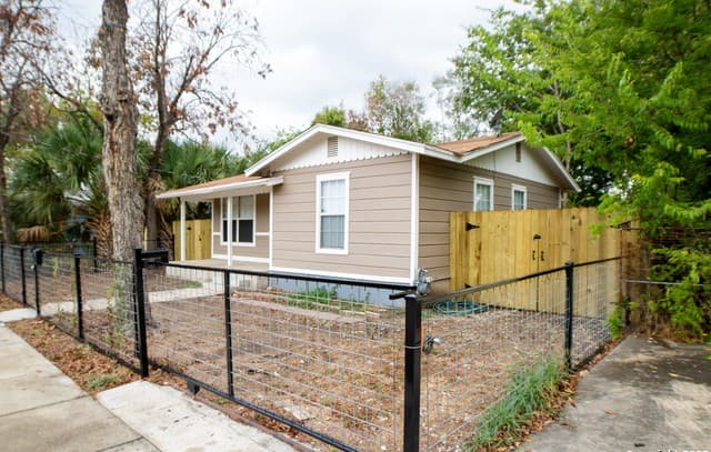 2-bedroom rental at 415 Riddle St in San Antonio, TX — photo 3