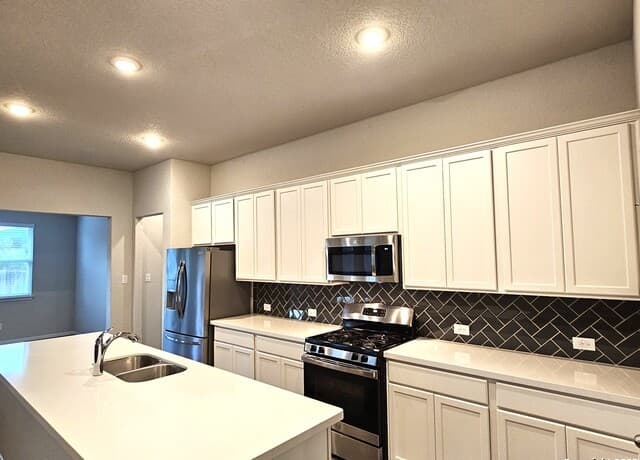 5-bedroom rental at 12549 Rothau Dr in Schertz, TX — photo 3