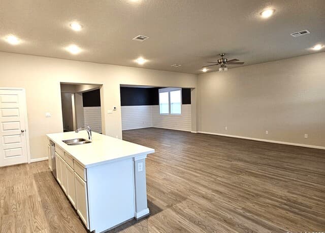 5-bedroom rental at 12549 Rothau Dr in Schertz, TX — photo 5
