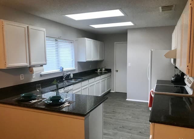 3-bedroom rental at 8050 Swindow Cir in Converse, TX — photo 2