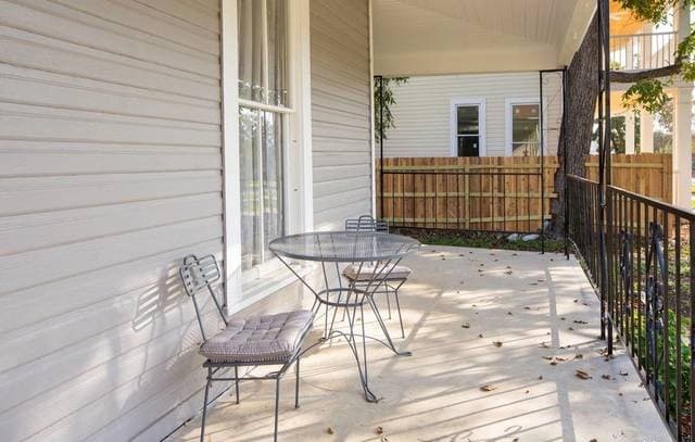 2-bedroom rental at 718 N Pine St in San Antonio, TX — photo 2