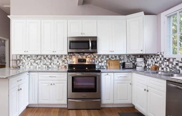 2-bedroom rental at 718 N Pine St in San Antonio, TX — photo 4