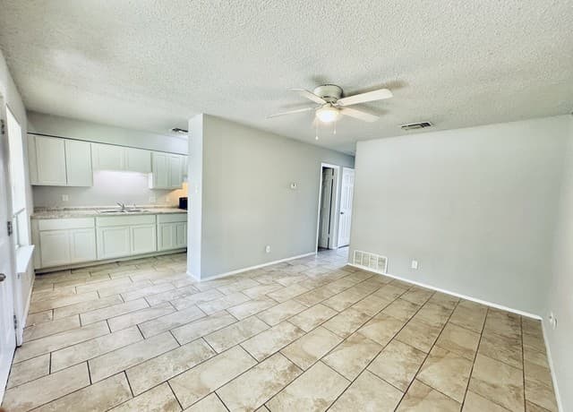 2-bedroom rental at 1417 W Olmos Dr in San Antonio, TX — photo 2