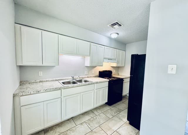 2-bedroom rental at 1417 W Olmos Dr in San Antonio, TX — photo 3