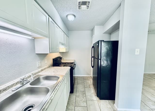 2-bedroom rental at 1417 W Olmos Dr in San Antonio, TX — photo 4