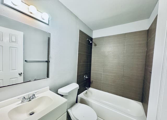 2-bedroom rental at 1417 W Olmos Dr in San Antonio, TX — photo 5