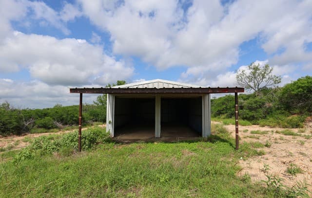 Home for sale at 8711 County Road 1301 in Moore, TX — photo 5