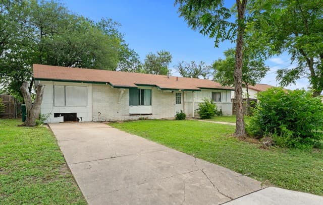 Home for sale at 506 Parkview Dr in Universal City, TX — photo 1