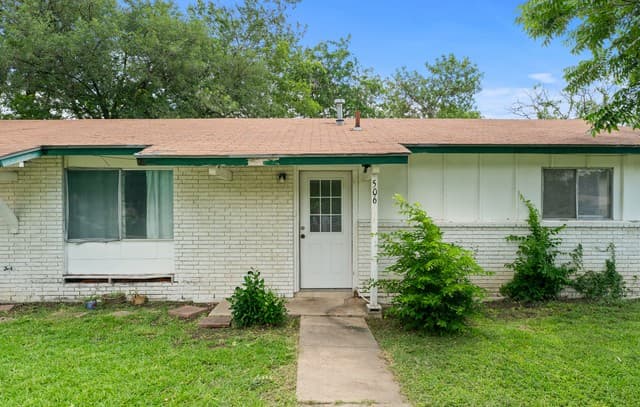 Home for sale at 506 Parkview Dr in Universal City, TX — photo 2