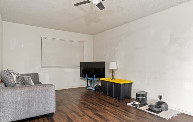 Home for sale at 506 Parkview Dr in Universal City, TX — photo 5