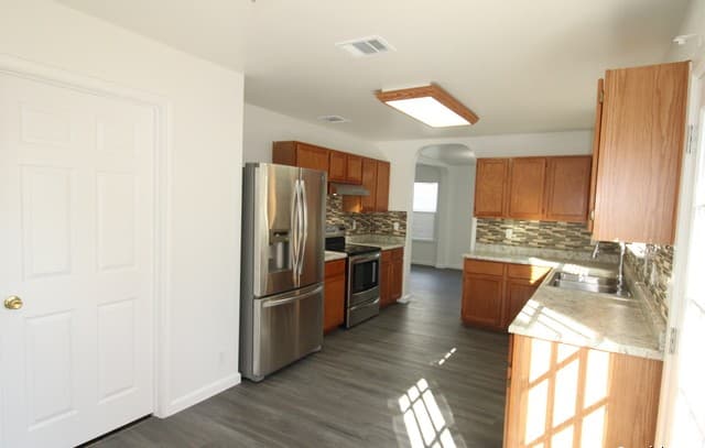 3-bedroom rental at 9114 Meadow Spgs in Universal City, TX — photo 5