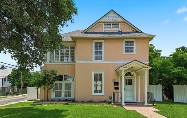 3-bedroom rental at 202 W Woodlawn Ave in San Antonio, TX — photo 1