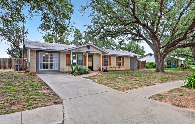 Home for sale at 1112 Maia St in Pleasanton, TX — photo 1