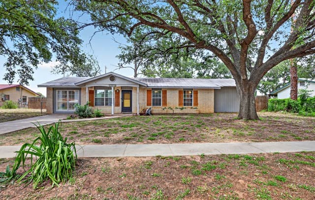 Home for sale at 1112 Maia St in Pleasanton, TX — photo 2