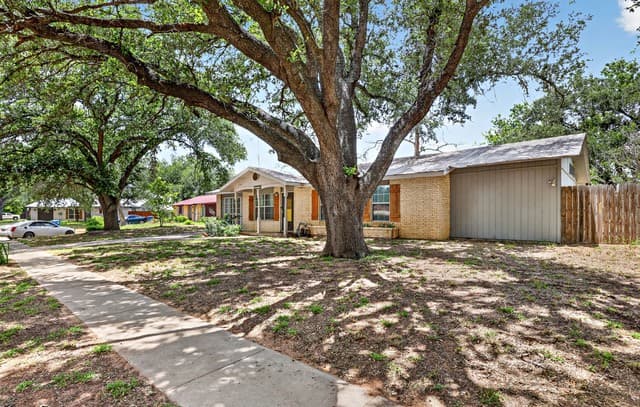 Home for sale at 1112 Maia St in Pleasanton, TX — photo 3