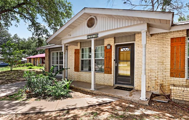 Home for sale at 1112 Maia St in Pleasanton, TX — photo 4