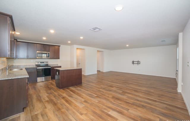3-bedroom rental at 10331 Big Four in Converse, TX — photo 4