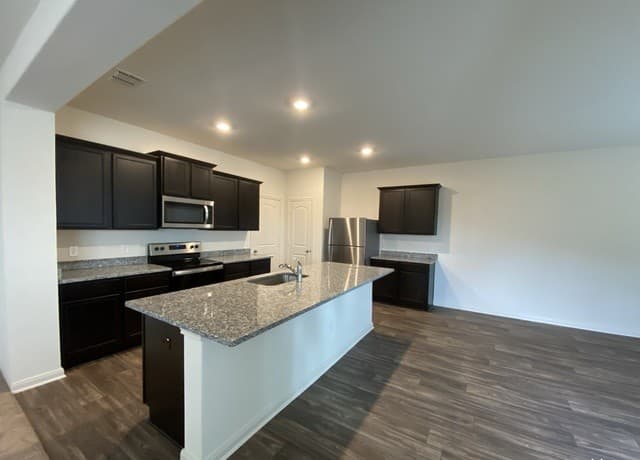 4-bedroom rental at 3006 Citron Gdn in Converse, TX — photo 5