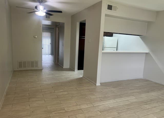 1-bedroom rental at 8702 Village Dr Unit 813 in San Antonio, TX — photo 2
