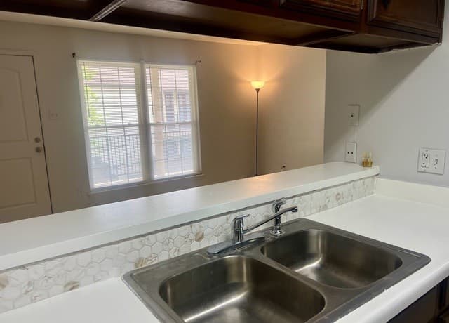 1-bedroom rental at 8702 Village Dr Unit 813 in San Antonio, TX — photo 4