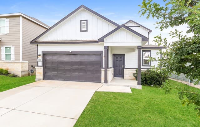 3-bedroom rental at 13210 Hagerd Loop in St Hedwig, TX — photo 1