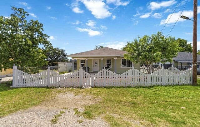Home for sale at 1615 Hough in Adkins, TX — photo 3