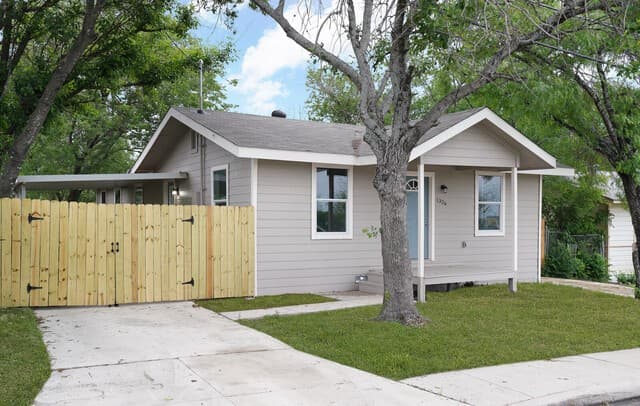 3-bedroom rental at 1326 Ervin St in San Antonio, TX — photo 2