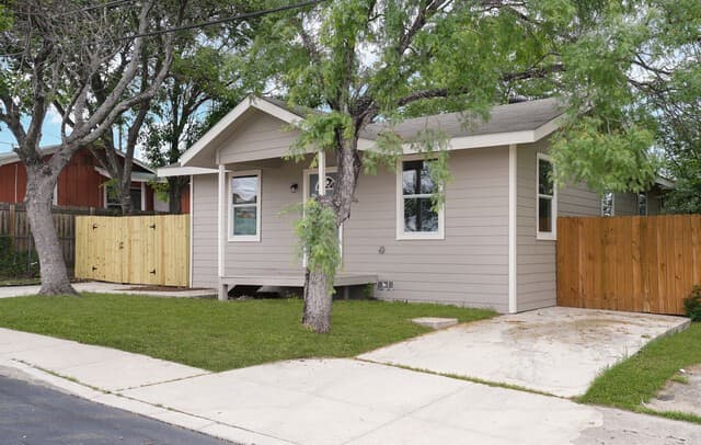 3-bedroom rental at 1326 Ervin St in San Antonio, TX — photo 3