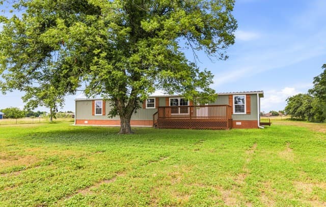 2-bedroom rental at 16345 Fm 463 in Lytle, TX — photo 2