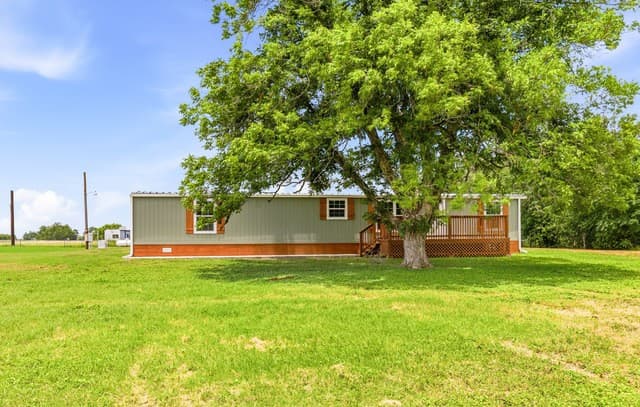 2-bedroom rental at 16345 Fm 463 in Lytle, TX — photo 3
