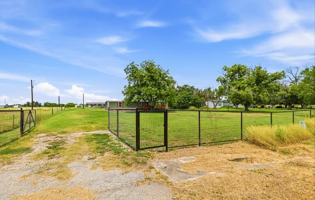 2-bedroom rental at 16345 Fm 463 in Lytle, TX — photo 4