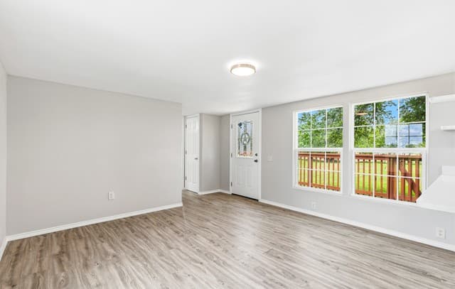 2-bedroom rental at 16345 Fm 463 in Lytle, TX — photo 5