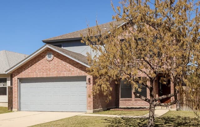 3-bedroom rental at 8151 Cheryl Meadow Dr in Converse, TX — photo 2