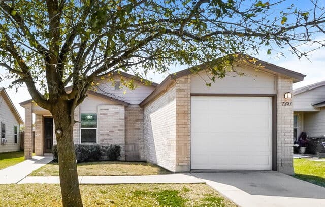3-bedroom rental at 7223 Archers Coach in San Antonio TX