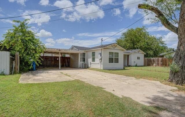 Home for sale at 303 Lee Dr in Devine, TX — photo 4