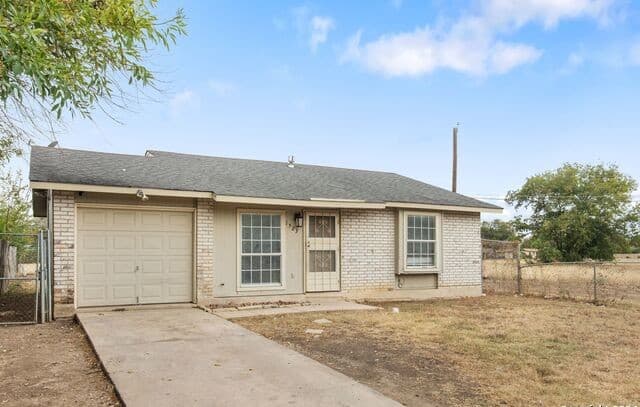 3-bedroom rental at 1523 Noble Oak Dr in San Antonio TX