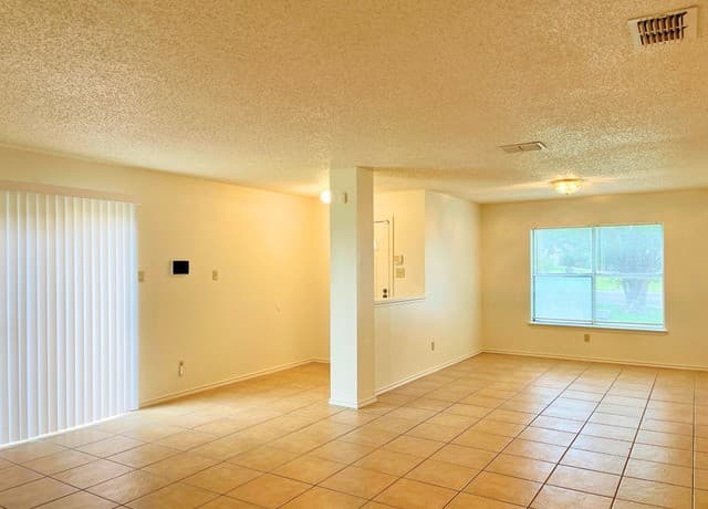 3-bedroom rental at 8206 Longhorn Ridge Dr in Converse, TX — photo 5
