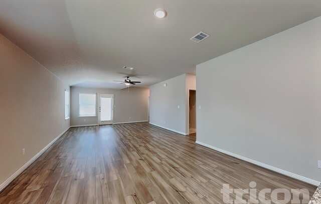 3-bedroom rental at 13543 Paxton Blvd in St Hedwig, TX — photo 4