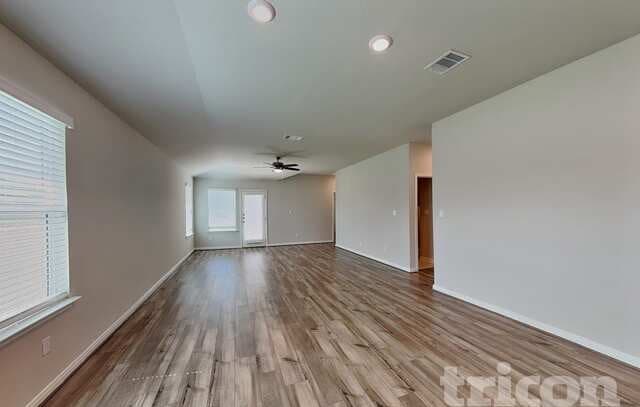 3-bedroom rental at 5602 Luna Pass in St Hedwig, TX — photo 3
