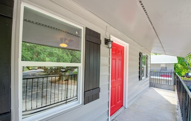 1-bedroom rental at 218 Natalen Ave in San Antonio, TX — photo 2