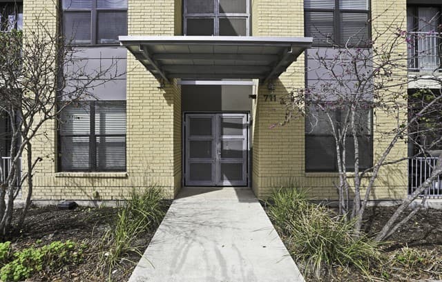 2-bedroom rental at 711 S Frio Unit 1304 in San Antonio, TX — photo 2